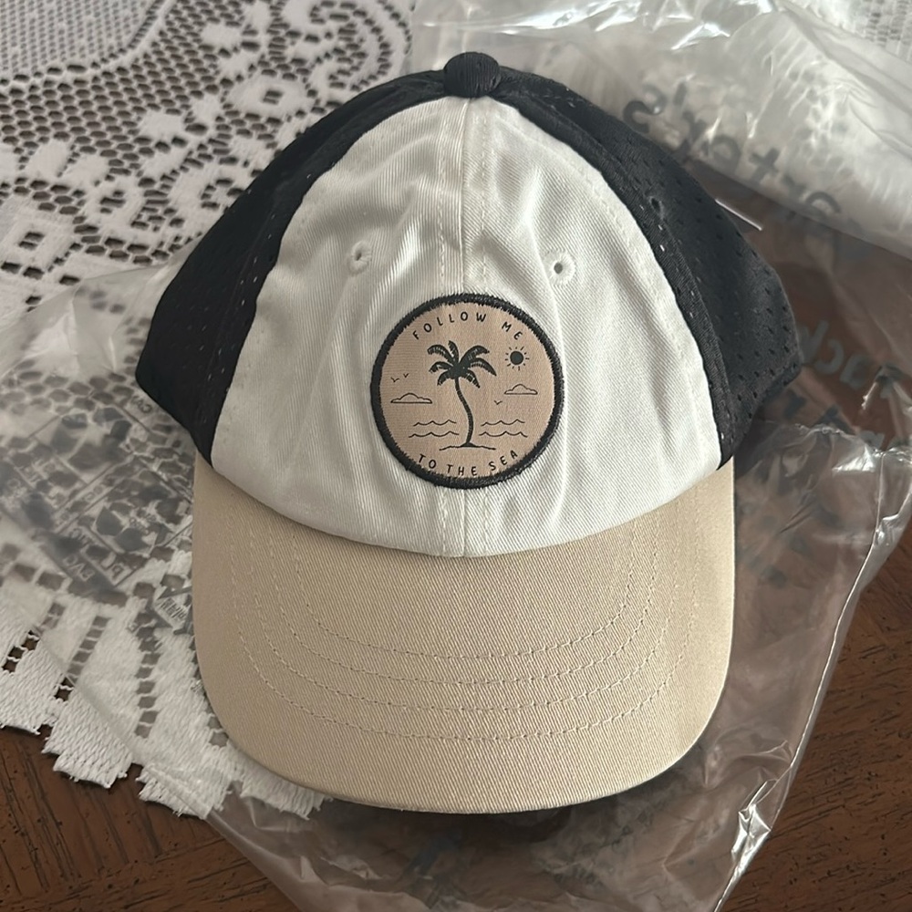 Carter’s baby hat 3-9m